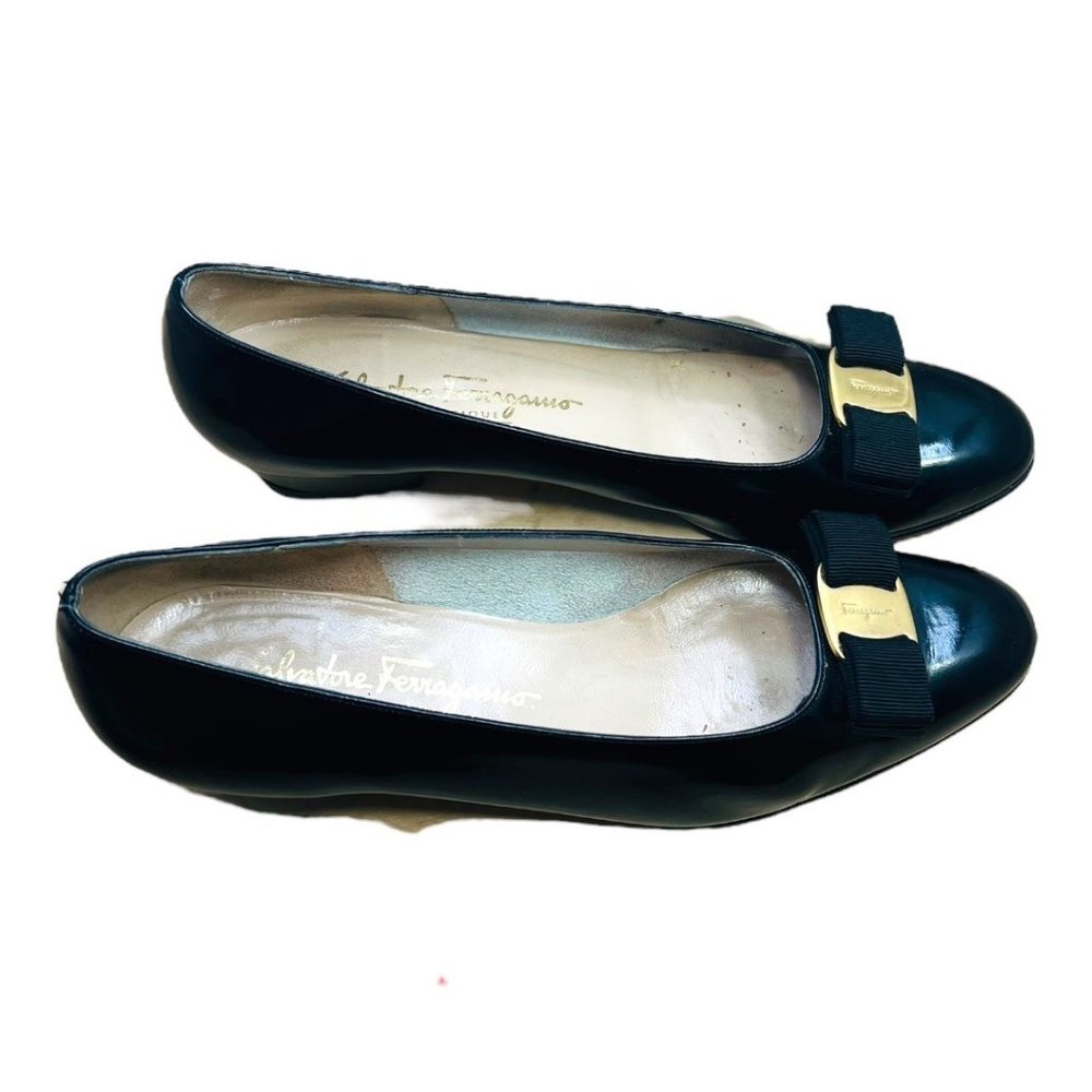 Salvatore Ferragamo Lillaz New Bone Calf Patent Leather Pumps Gold Logo 9.5AA - Picture 2 of 12
